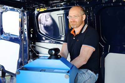 Barry Morgan misst in einen Transporter vor dem Umbau aus. Bei Trip in a Van hat er seinen Traum-Job gefunden. © Stefan Rühling pressefoto