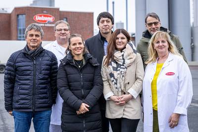 Haben sich über die Erfahrungen zur Jobmesse „Rückkehrertag" ausgetauscht: Frank Piotrowski (Ortsbürgermeister Bismark, von links), Martin Elte, Nicole Käding, Patrick Puhlmann, Maria Schröder-Wendt (Wirtschaftsförderung Landkreis Stendal), Matthias Kaschte und Kerstin Michaelis (Qualitätsmanagement Altmark-Käserei Uelzena). © Stefan Rühling pressefoto