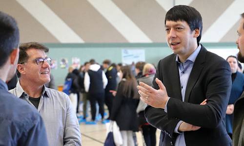 Mathias Bölt (von rechts) und Landrat Patrick Puhlmann sind mit den Ausstellern ins Gespräch gekommen.