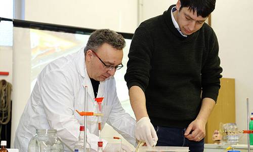 Landrat Patrick Puhlmann (rechts) experimentiert mit Feuerwehr-Kreisausbilder Steffen Jorns beim Dienstabend der Badinger Jugendfeuerwehr.