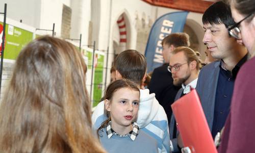 Landrat Patrick Puhlmann (rechts) besichtigt die Projekte der etwa 70 Teilnehmer im Stendaler Musikforum Katharinenkirche.