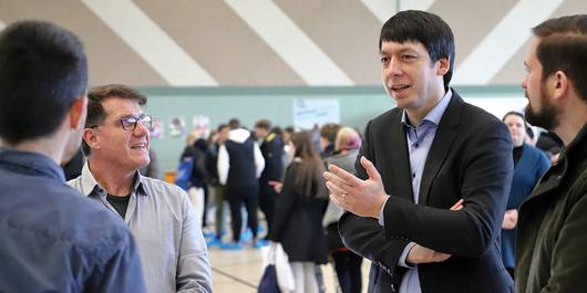 Mathias Bölt (von rechts) und Landrat Patrick Puhlmann sind mit den Ausstellern ins Gespräch gekommen.