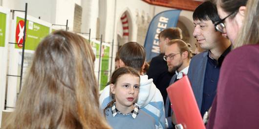 Landrat Patrick Puhlmann (rechts) besichtigt die Projekte der etwa 70 Teilnehmer im Stendaler Musikforum Katharinenkirche.